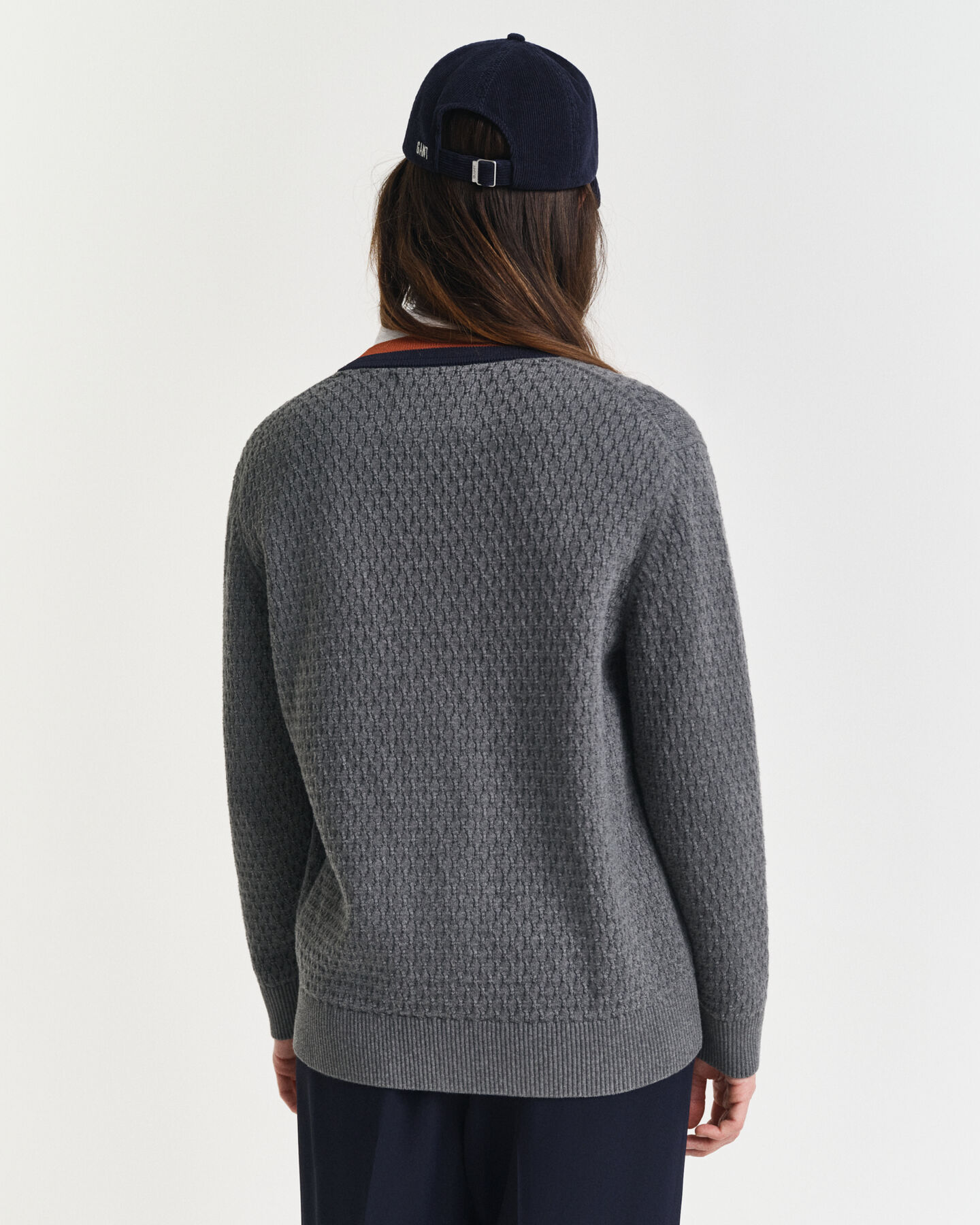 Kohopintainen kontrastivärinen puuvillaneuletakki