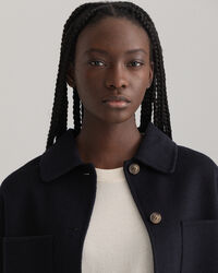 K&auml;sin tikattu paitatakki