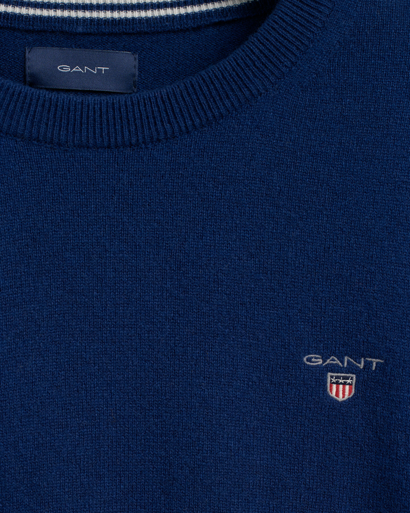 Neulepusero eritt&auml;in hienoa lampaanvillaa, py&ouml;re&auml; p&auml;&auml;ntie