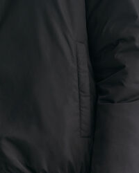 Hupullinen k&auml;&auml;nt&ouml;takki