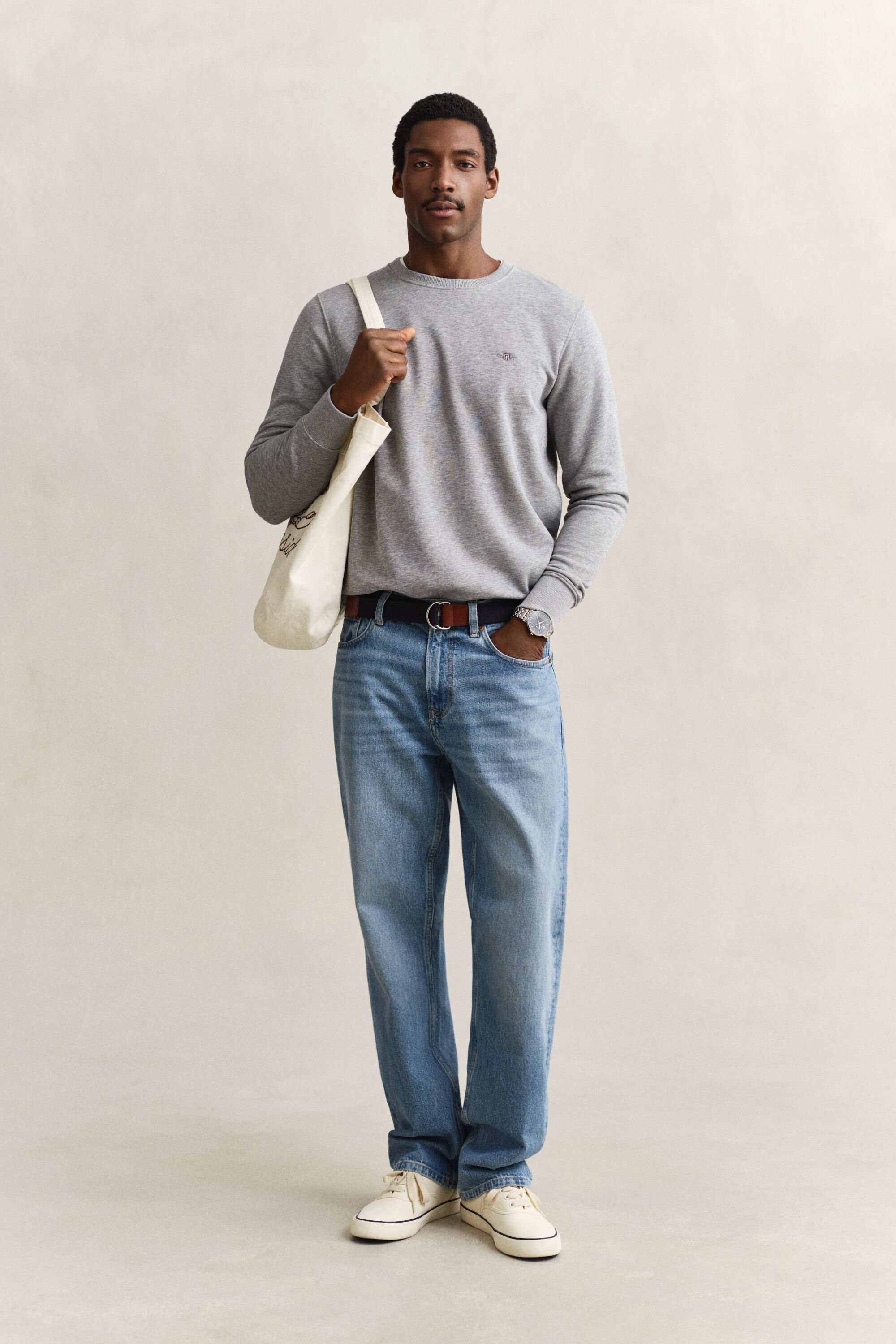 Shield-collegepaita, jossa pyöreä pääntie