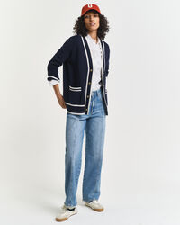 Kontrastivärinen neuletakki