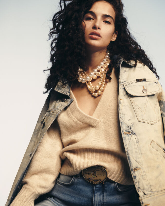 Wrangler x GANT ‑malliston Varsity-ka&scaron;mirsekoiteneule v-p&auml;&auml;ntiell&auml;