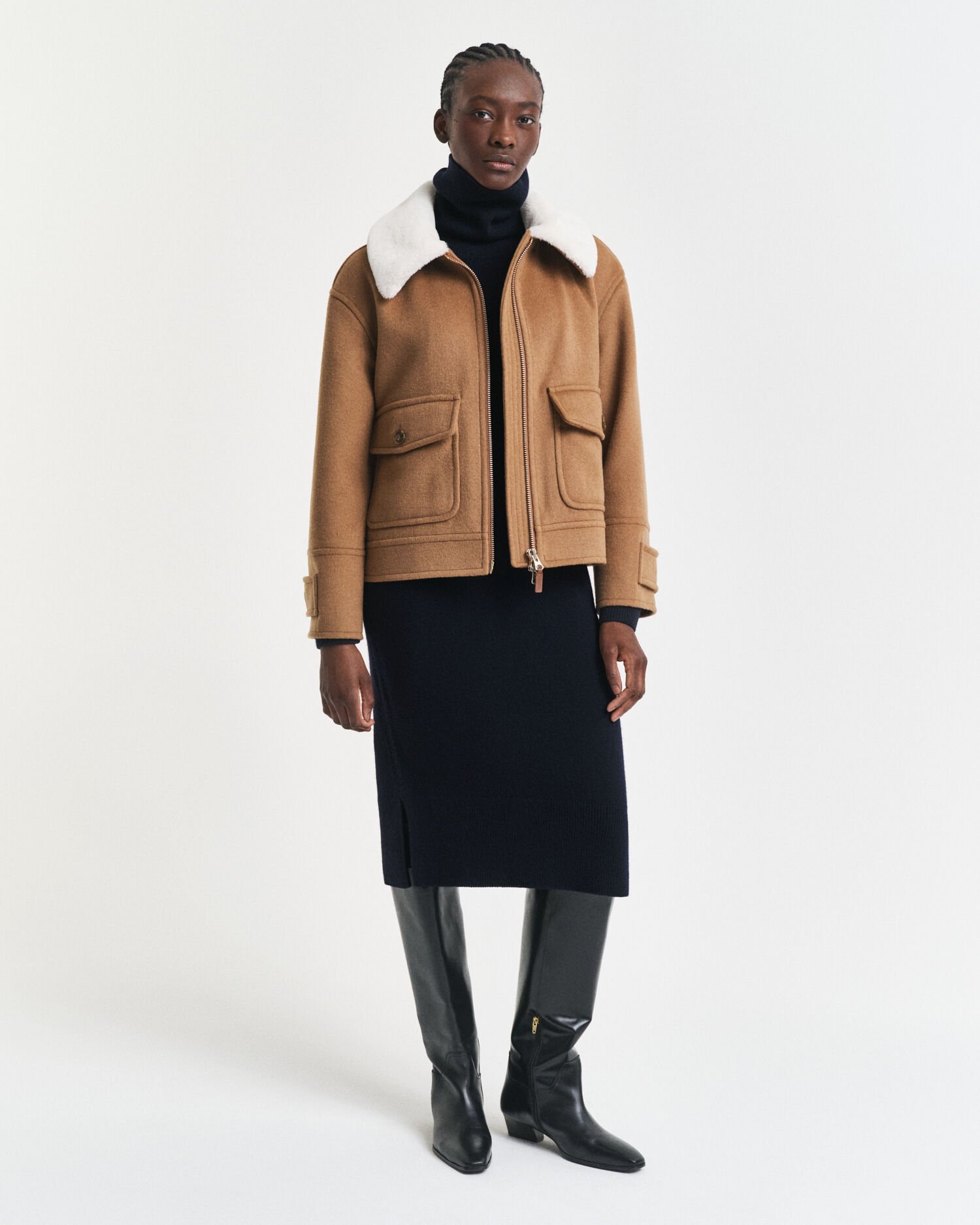 Neulossomisteinen poolokaulusmekko