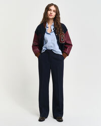 Slim fit ‑mitoitetut alaspäin levenevät housut