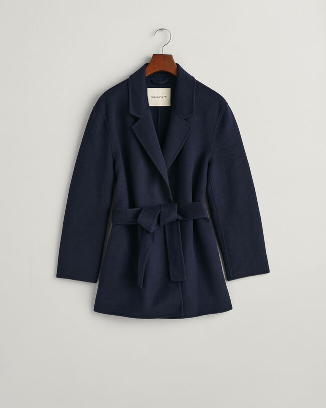 Käsin tikattu bleiseri vyöllä