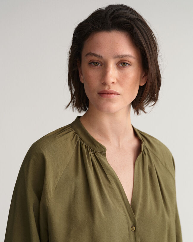 Paitamekko pystykauluksella