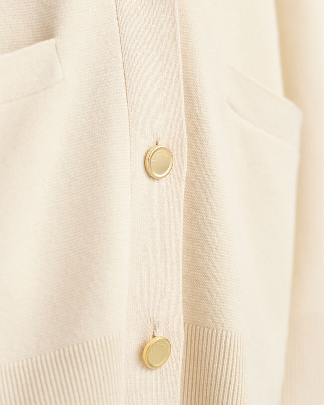 Relaxed fit ‑mitoitettu neuletakki, jossa v-p&auml;&auml;ntie