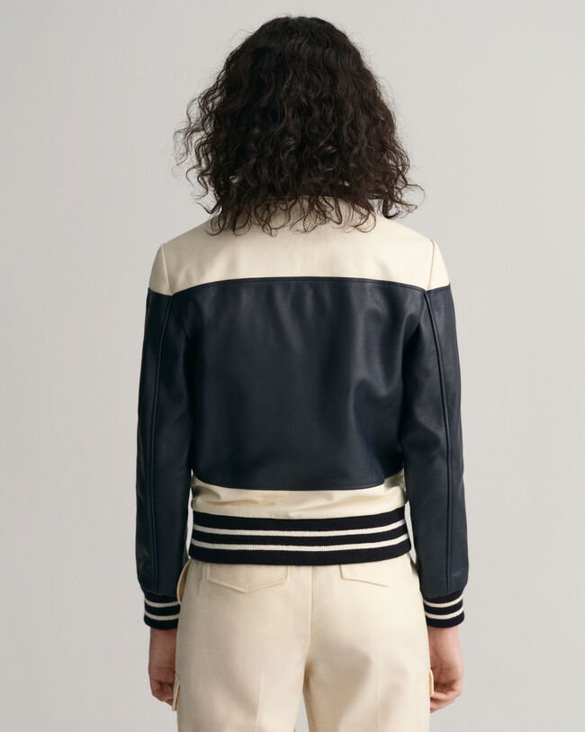 Kontrastivärinen nahkatakki