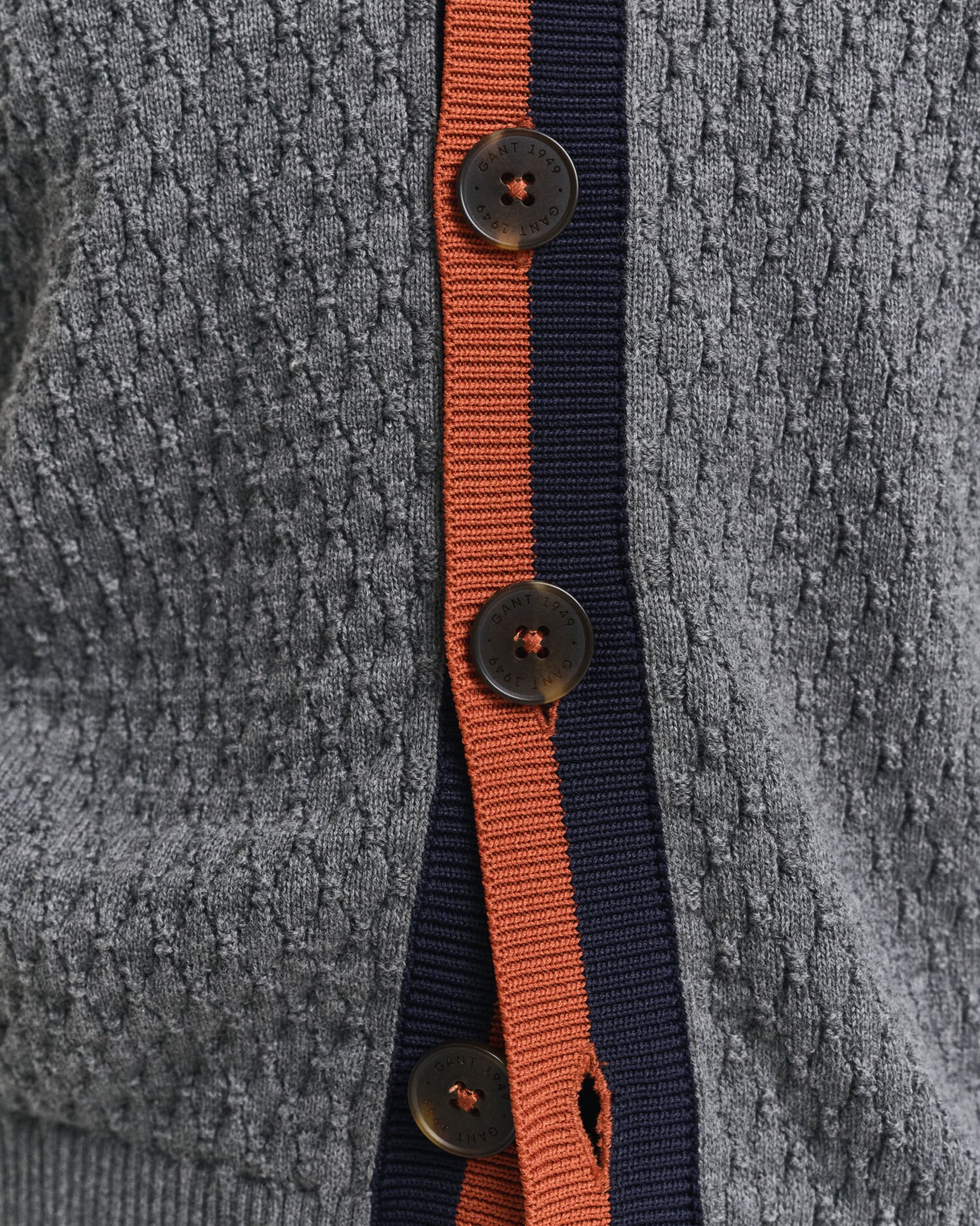 Kohopintainen kontrastivärinen puuvillaneuletakki