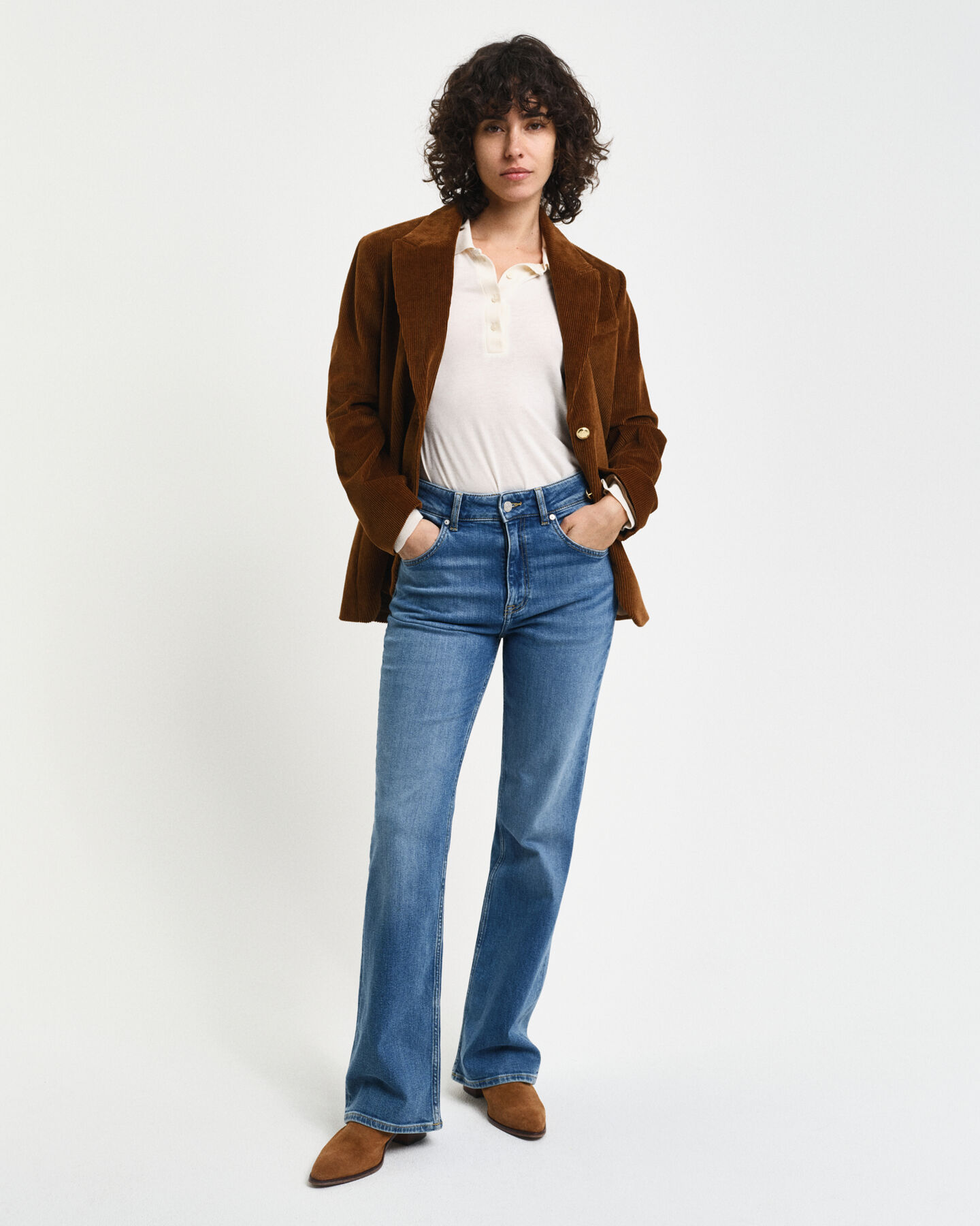 Slim fit ‑mitoitetut alaspäin levenevät farkut