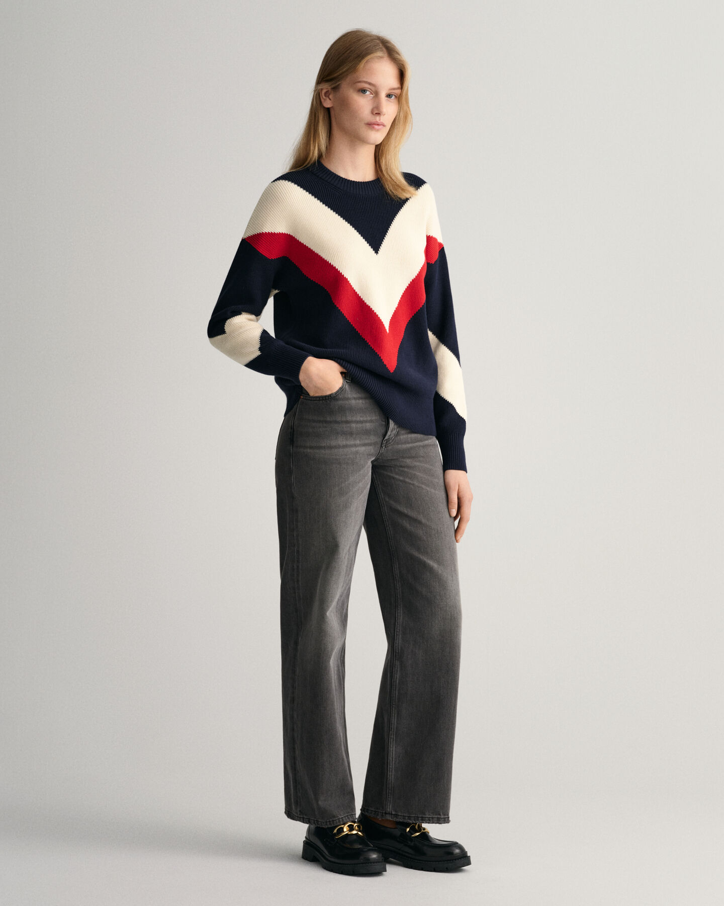 Kolmivärinen neulepusero, pyöreä pääntie