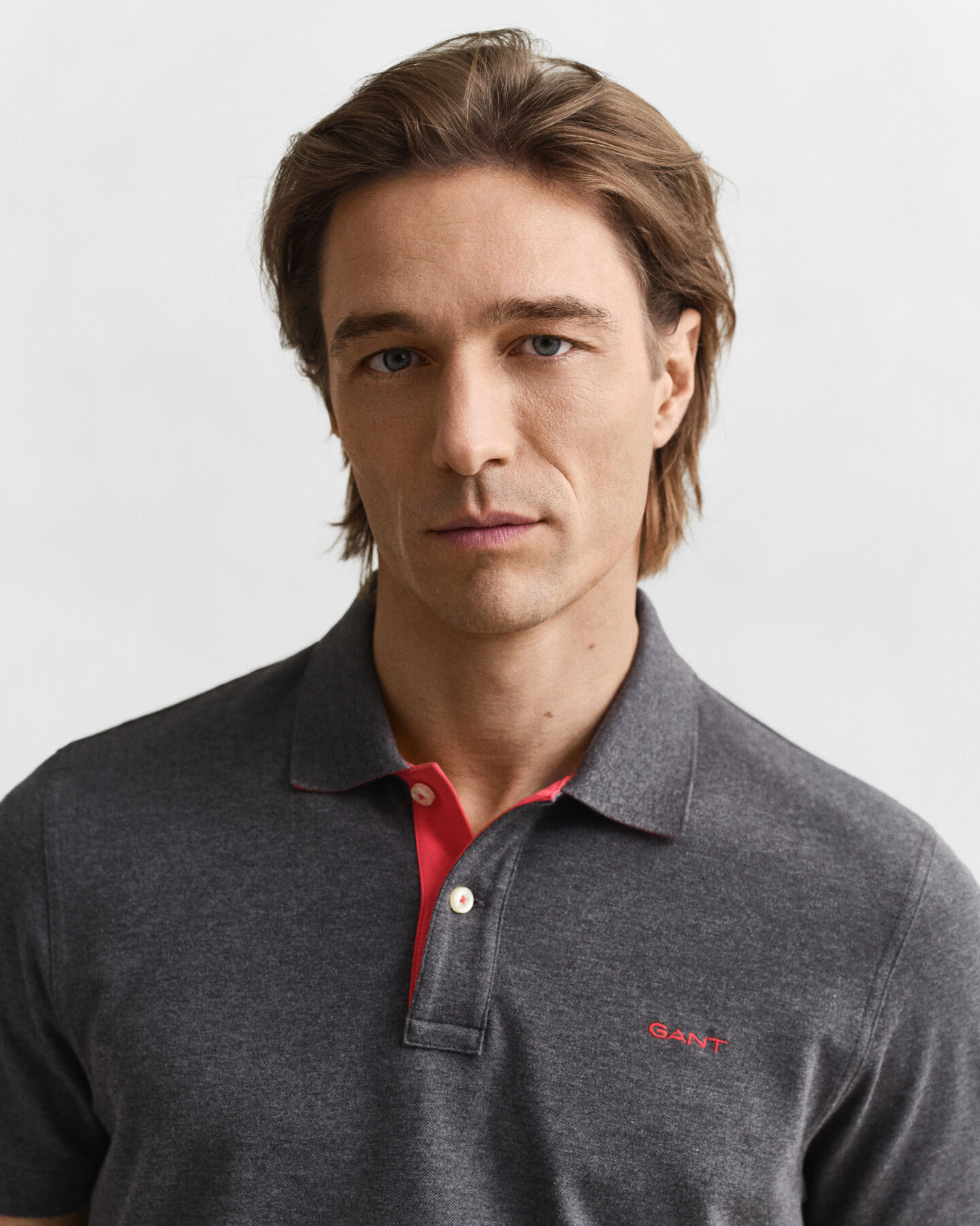 Kontrastivärinen pikeepaita