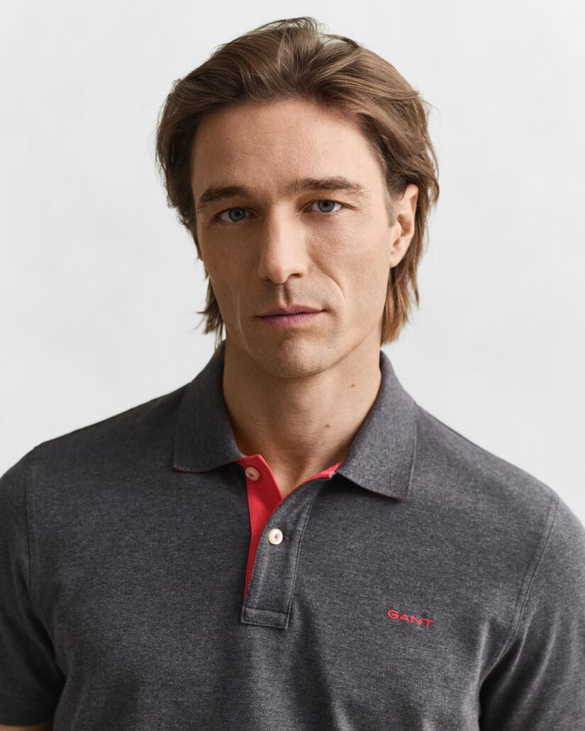 Kontrastivärinen pikeepaita