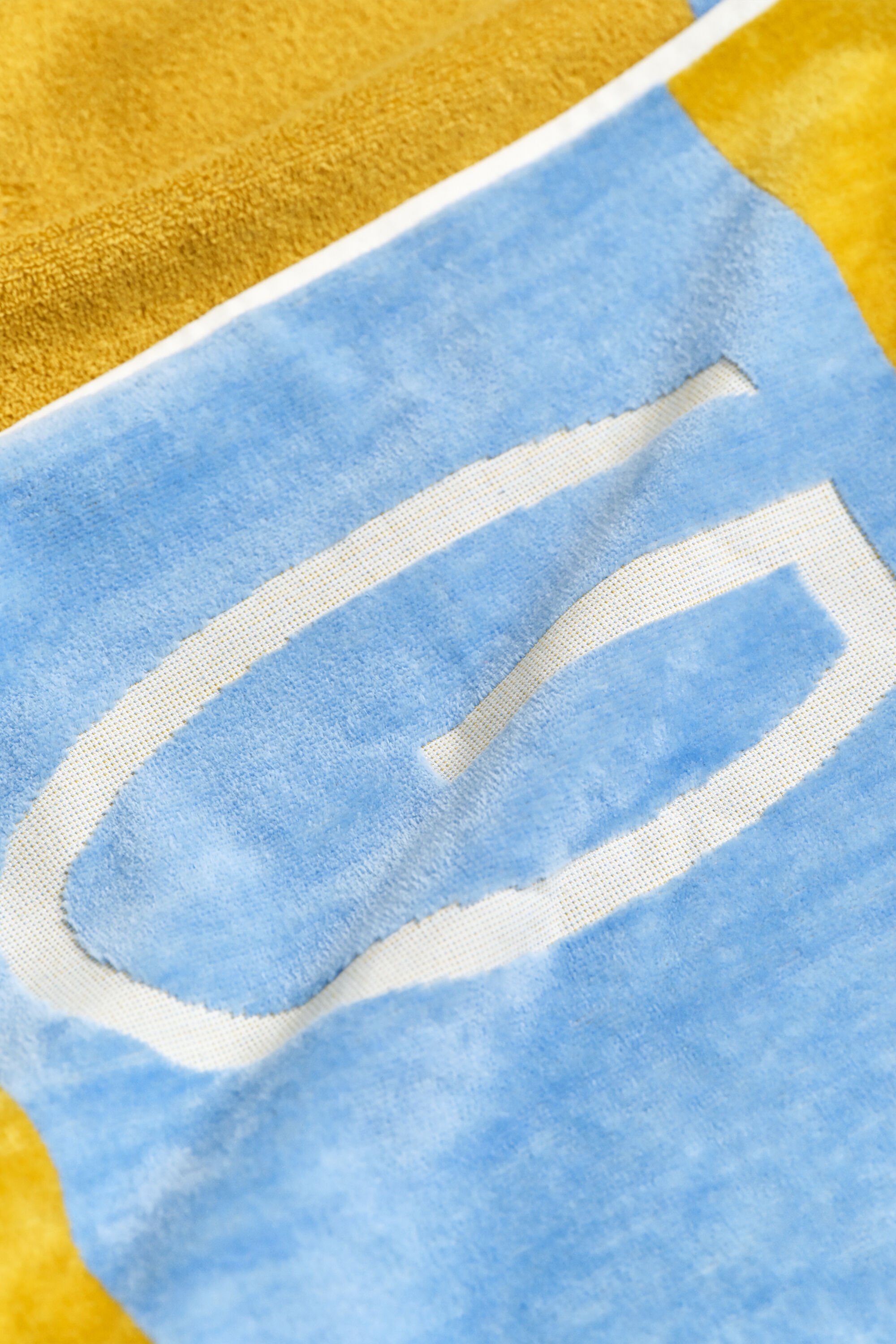 Leveäraitainen rantapyyhe