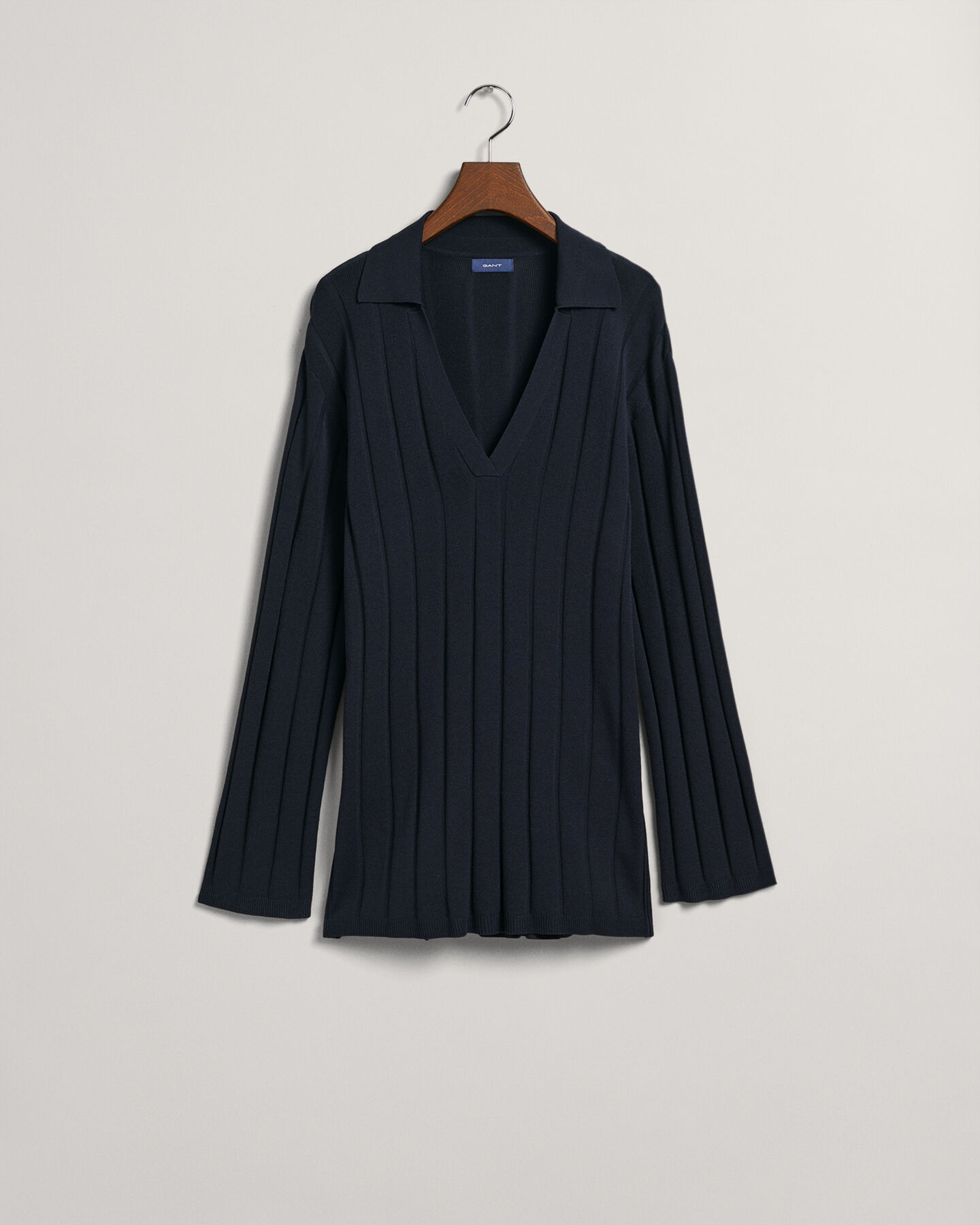 Avokauluksinen joustinneulepusero