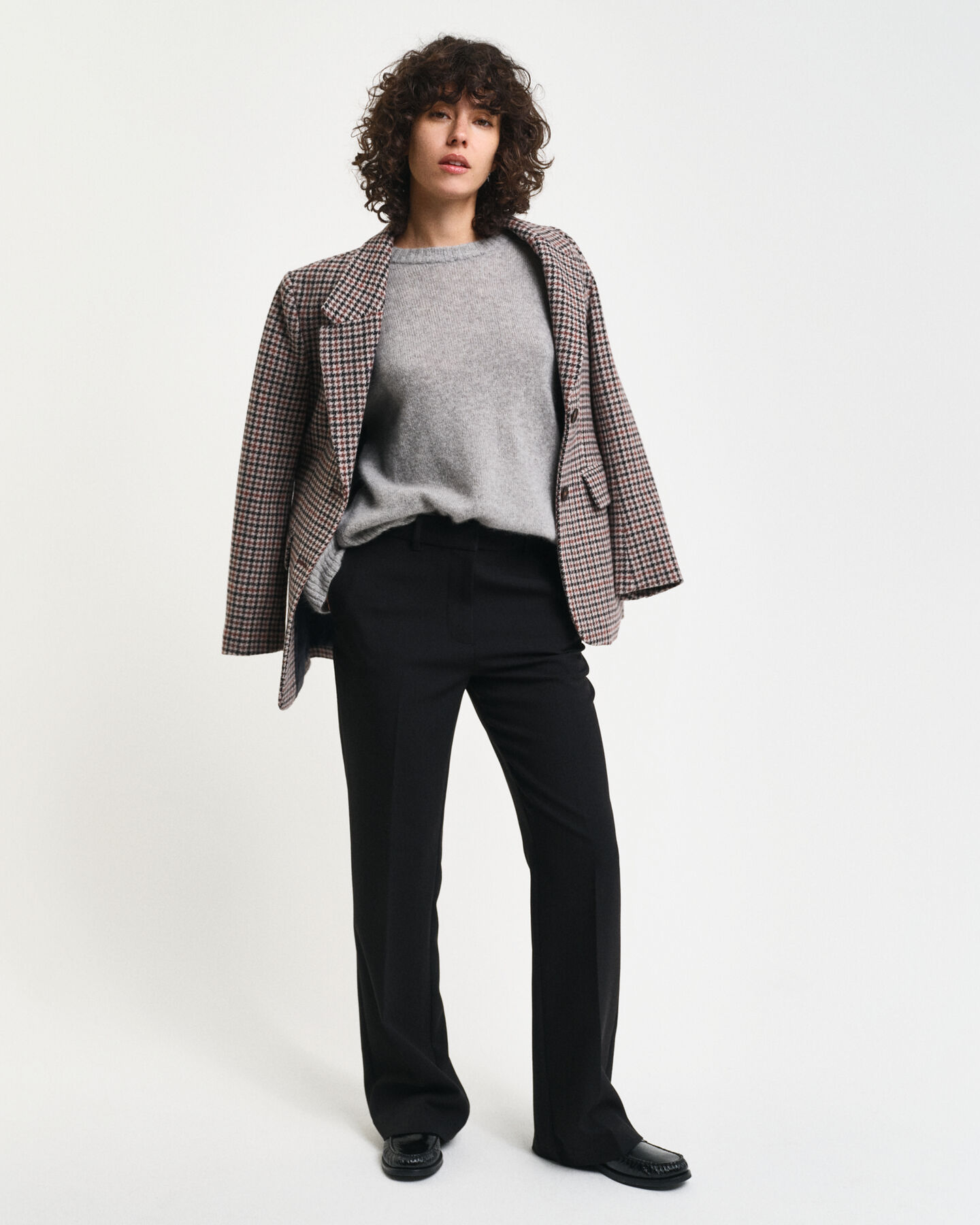 Slim fit ‑mitoitetut alaspäin levenevät housut