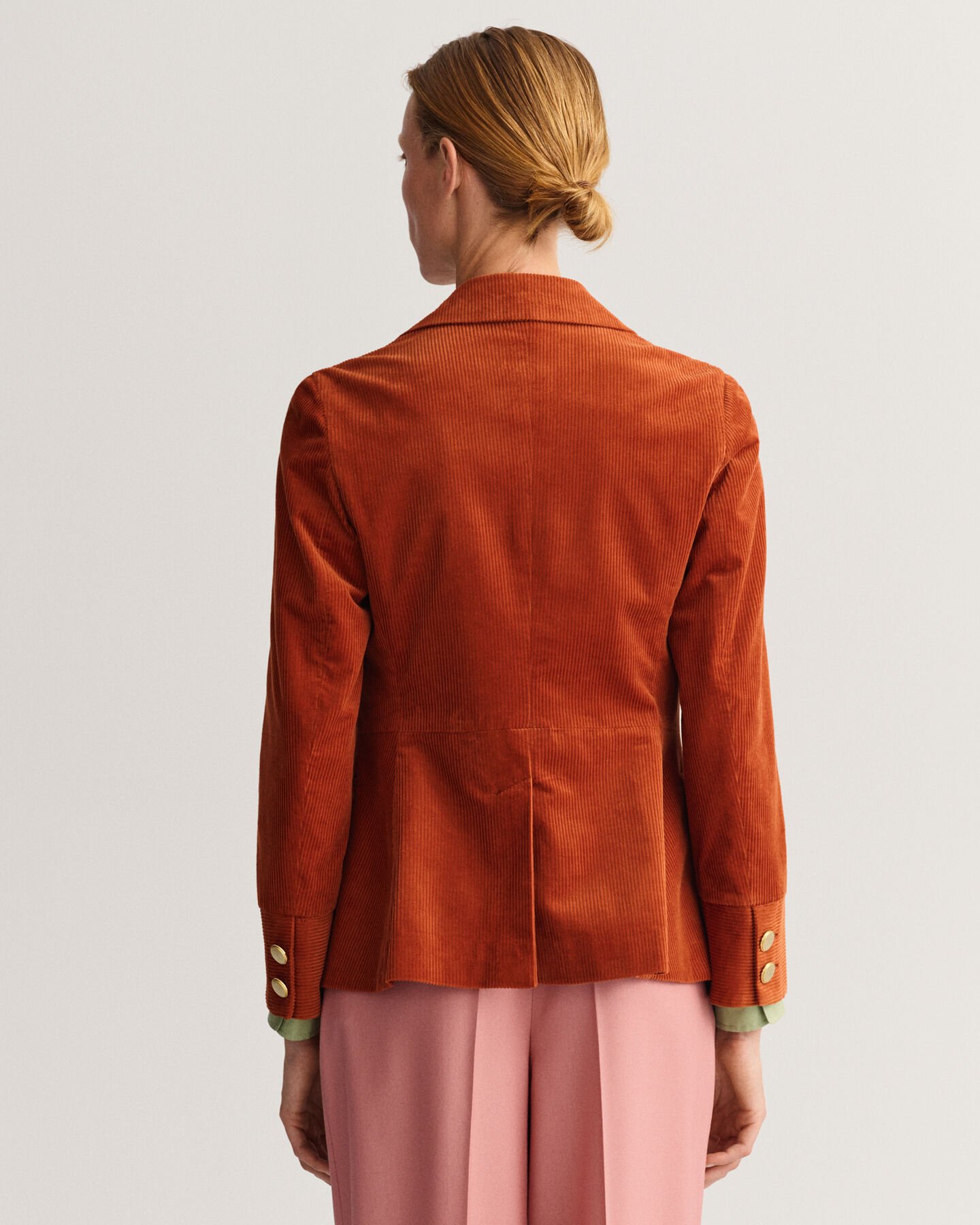 Slim fit ‑mitoitettu vakosamettibleiseri