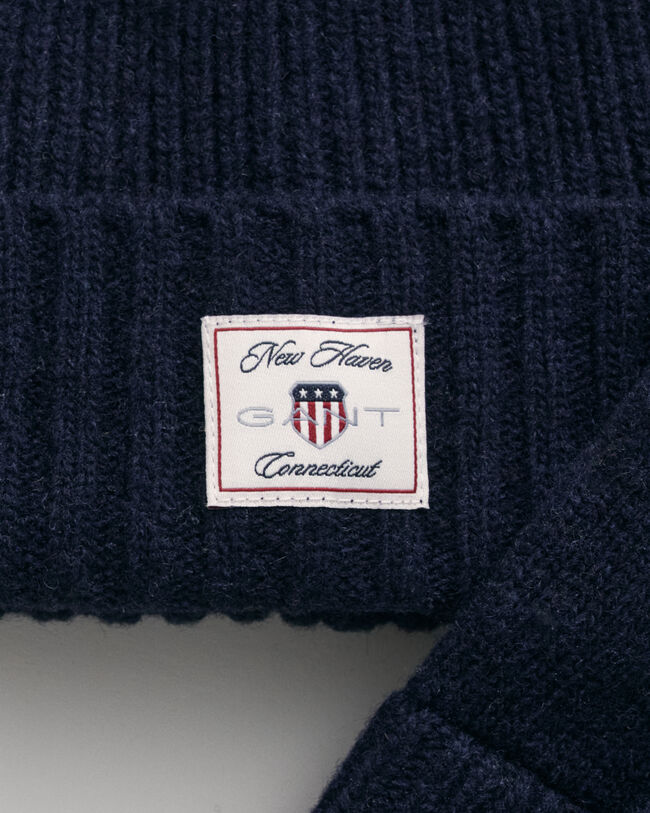 Pipo ja käsineet lahjapakkauksessa