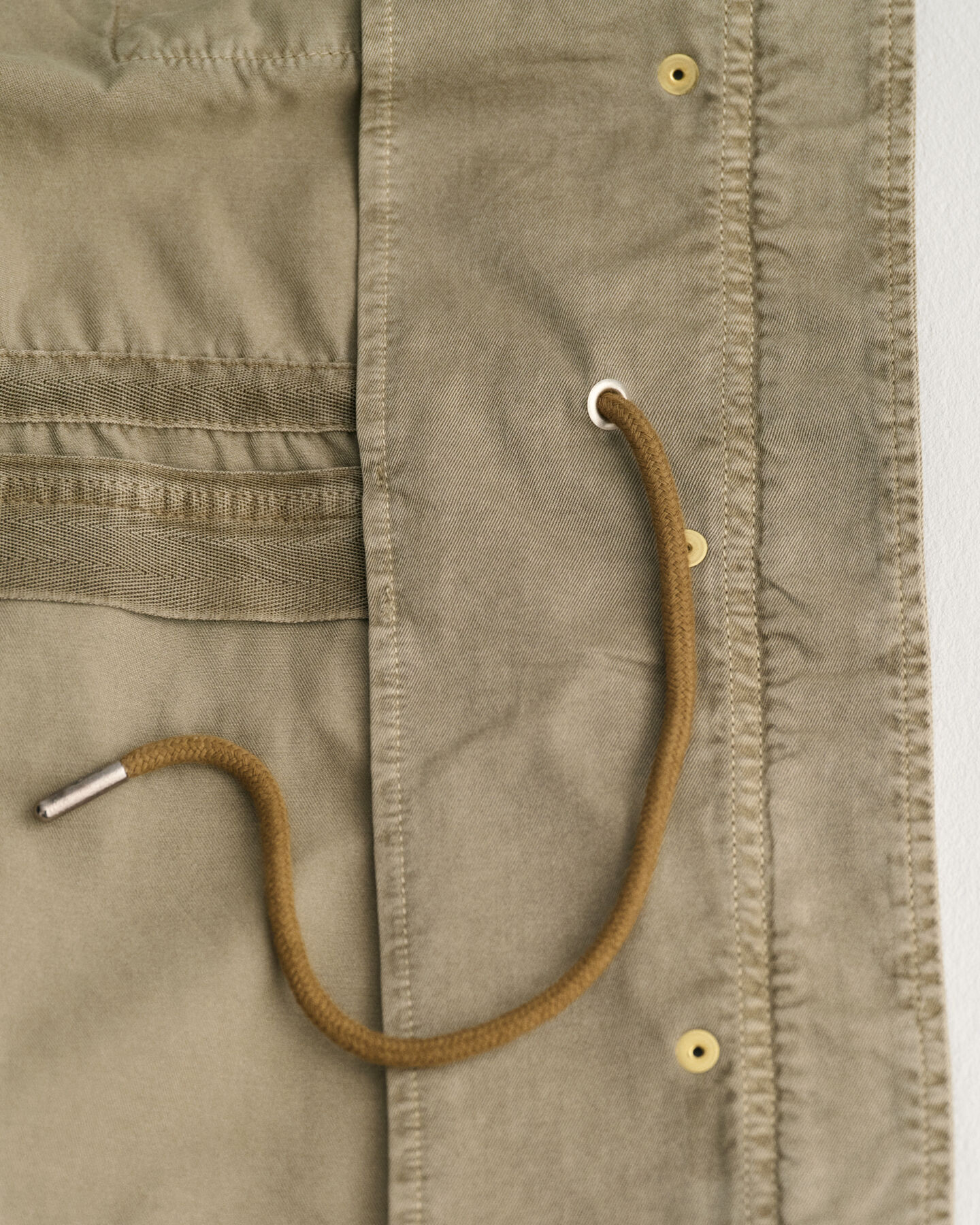 Valmiina värjätty armeijatakki