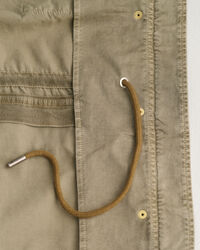 Valmiina värjätty armeijatakki