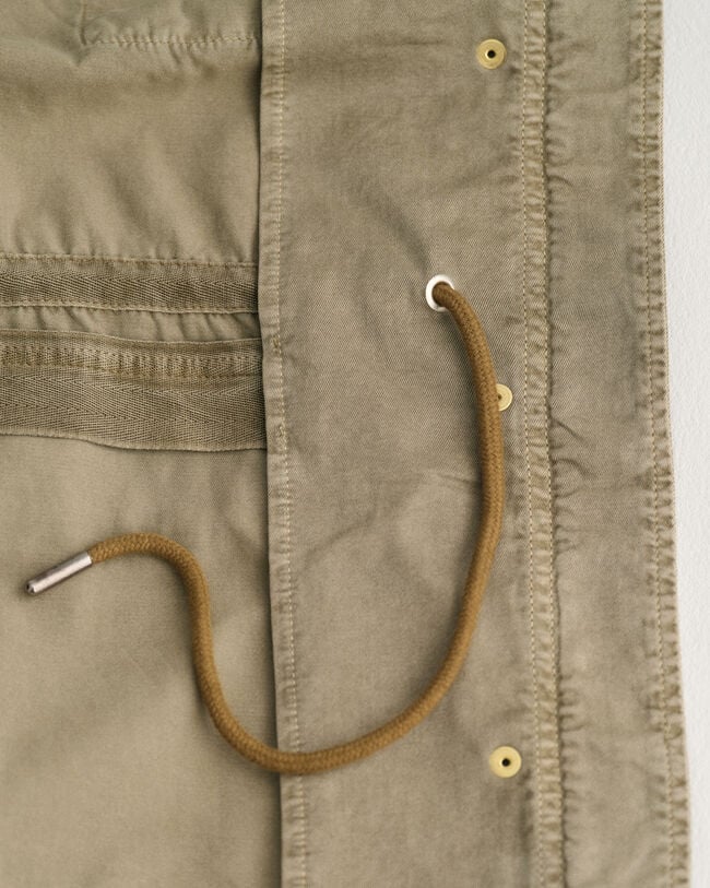 Valmiina värjätty armeijatakki