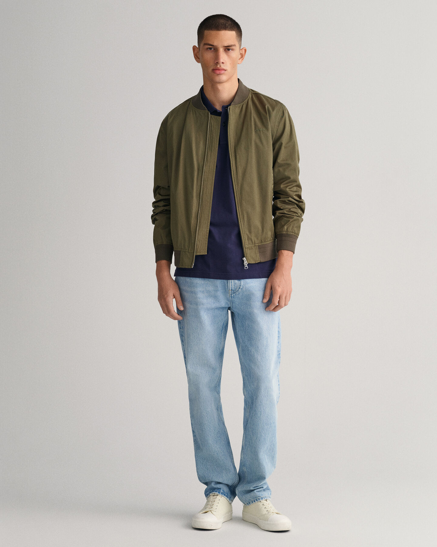 Pikeepaita, jossa raidallinen kaulus