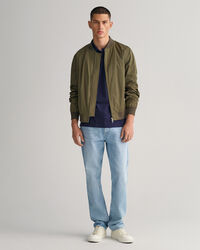 Pikeepaita, jossa raidallinen kaulus