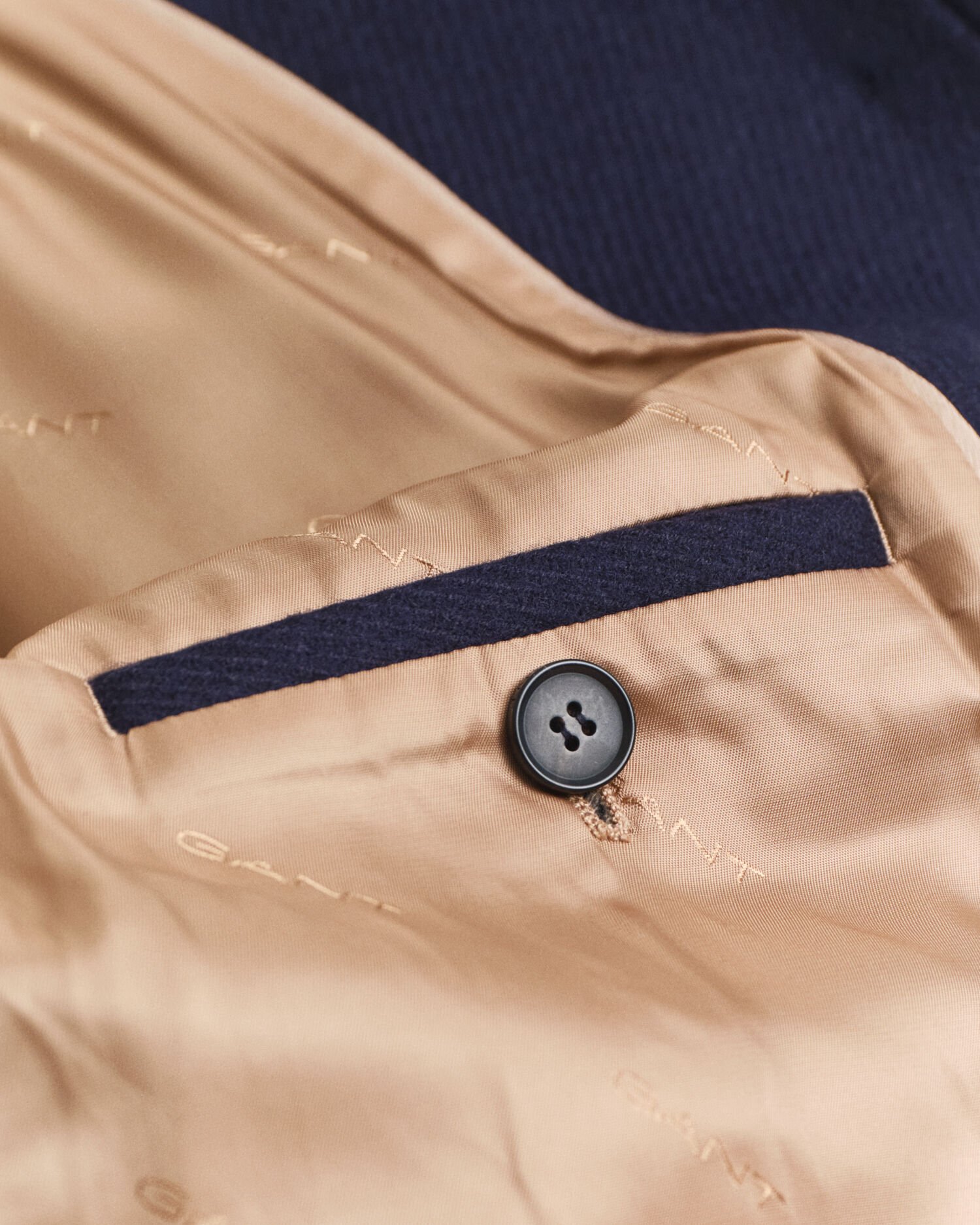 Lyhyt villasekoitteinen autotakki