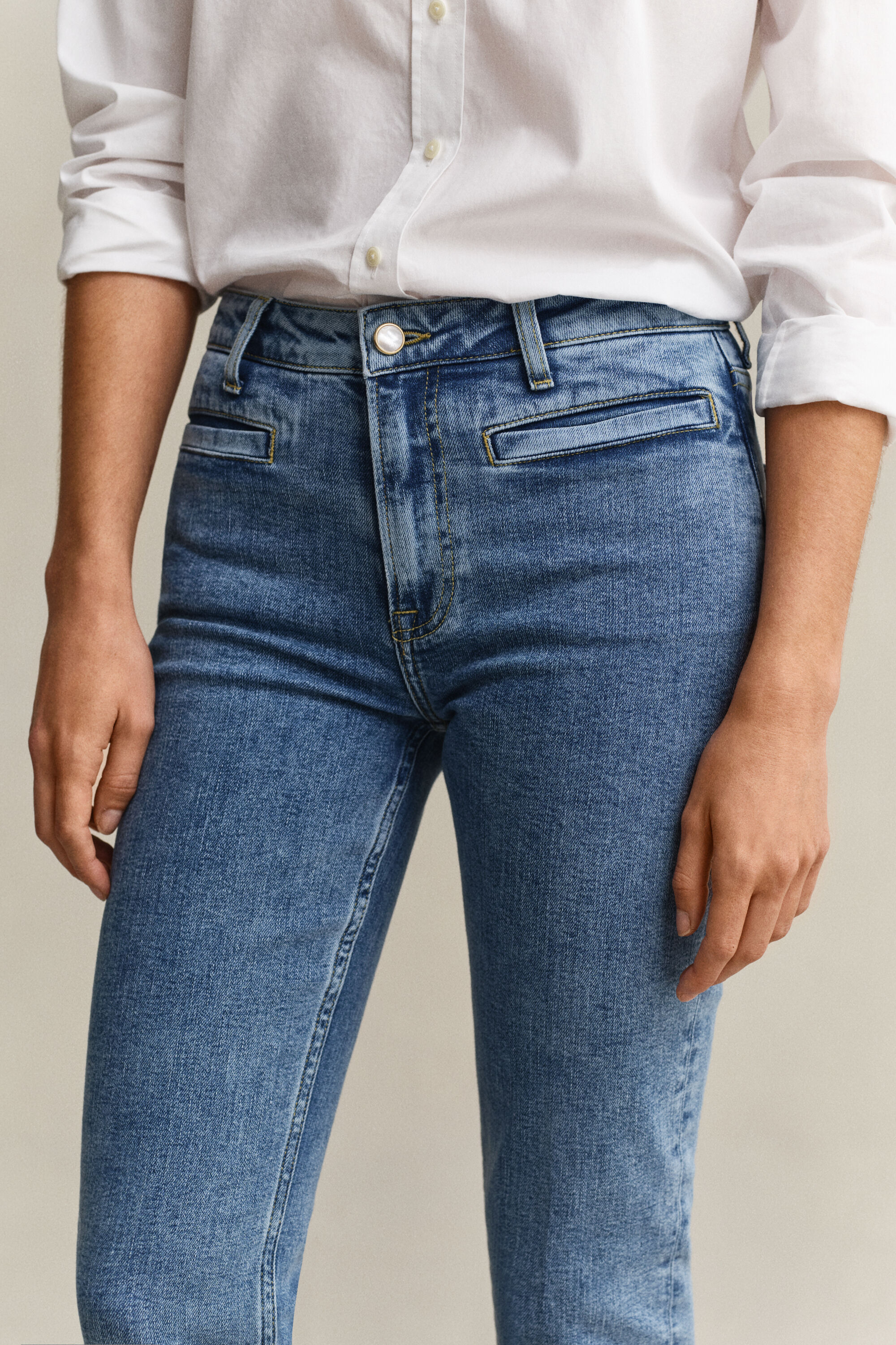 Alaspäin levenevät Monogram-farkut