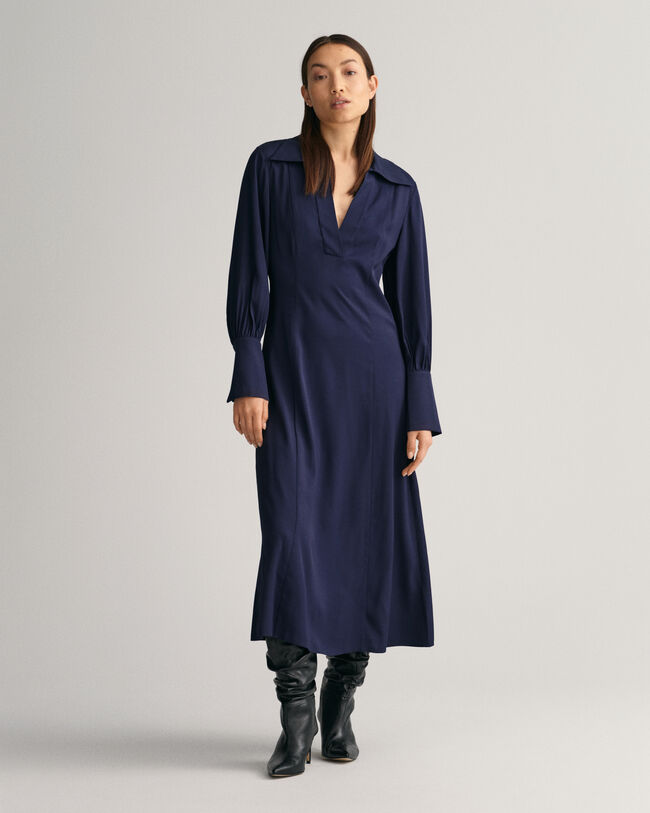 Slim fit ‑mitoitettu mekko, jossa pitkät rannekkeet