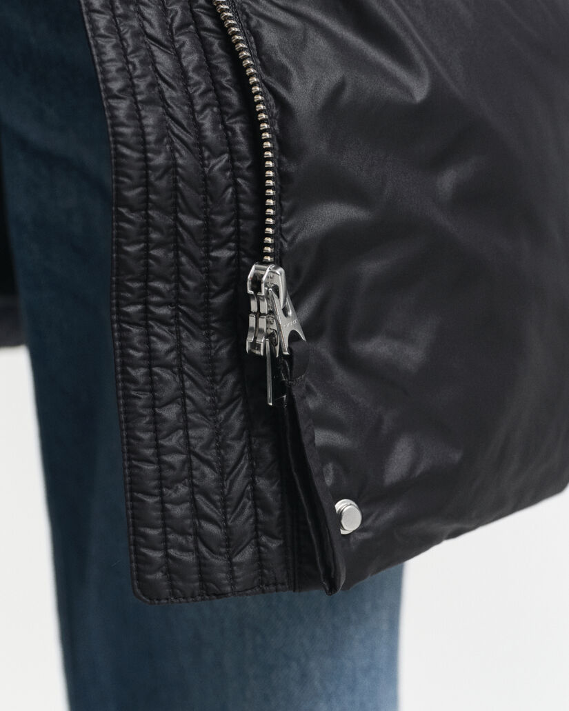 Relaxed fit ‑mitoitettu untuvatakki