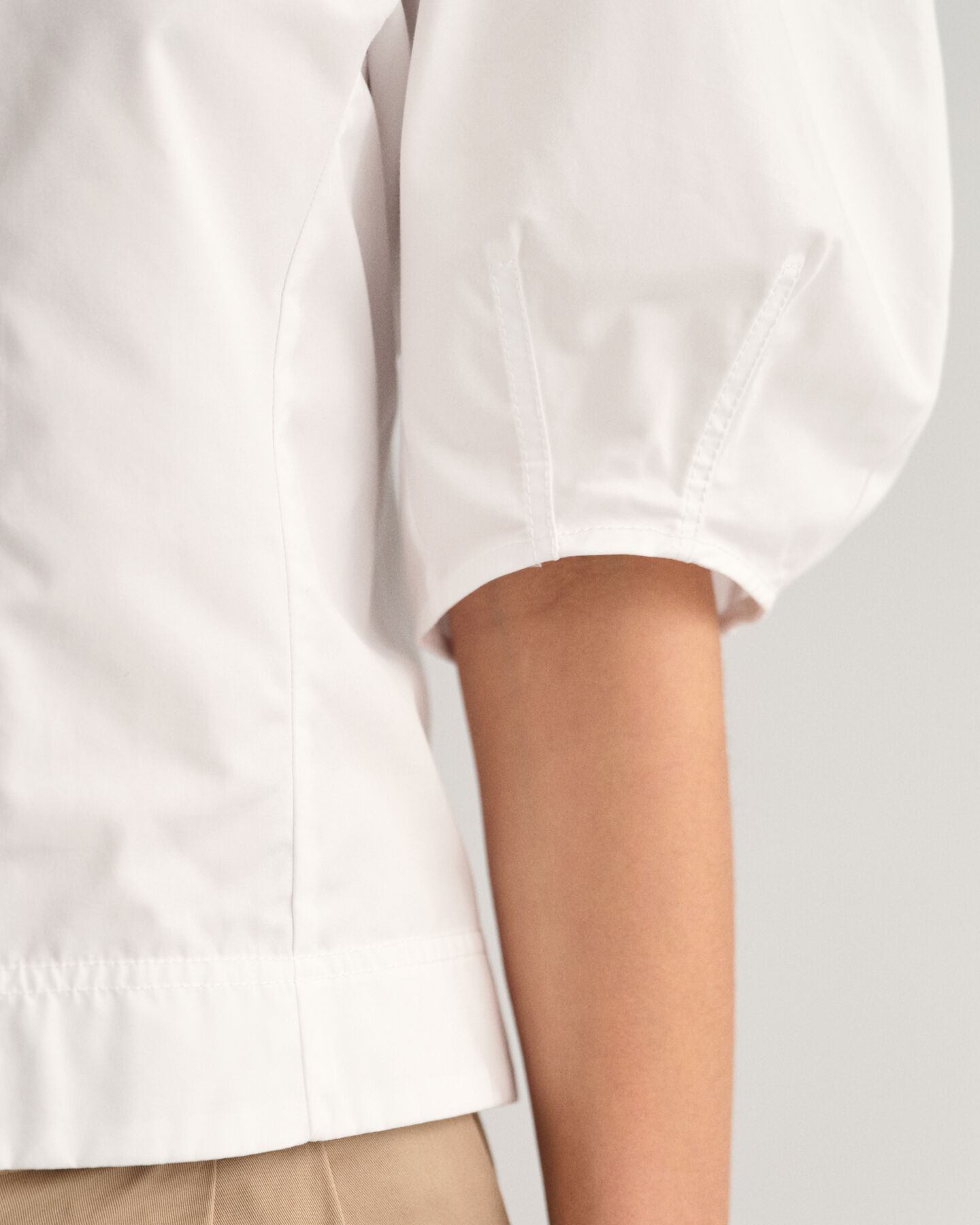 Puhvihihainen pusero, jossa v-pääntie