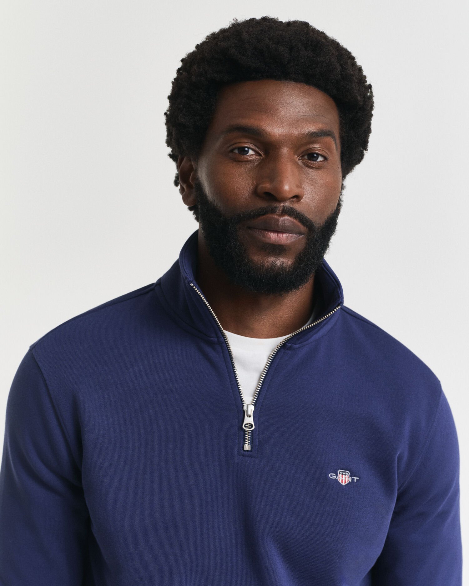 Shield‑collegepaita, jossa vetoketju pääntiellä