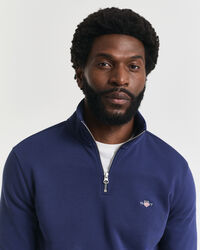 Shield‑collegepaita, jossa vetoketju pääntiellä