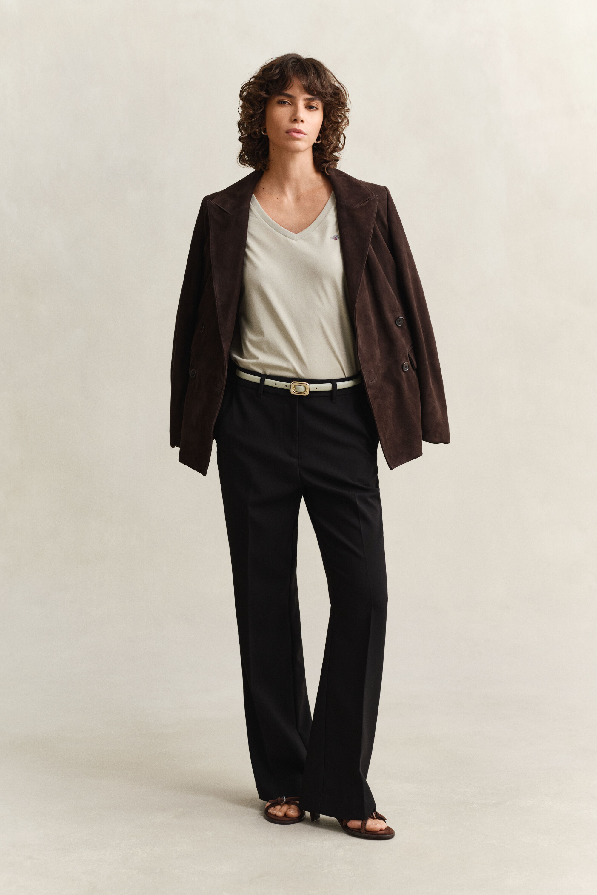 Shield-t‑paita, jossa v-pääntie