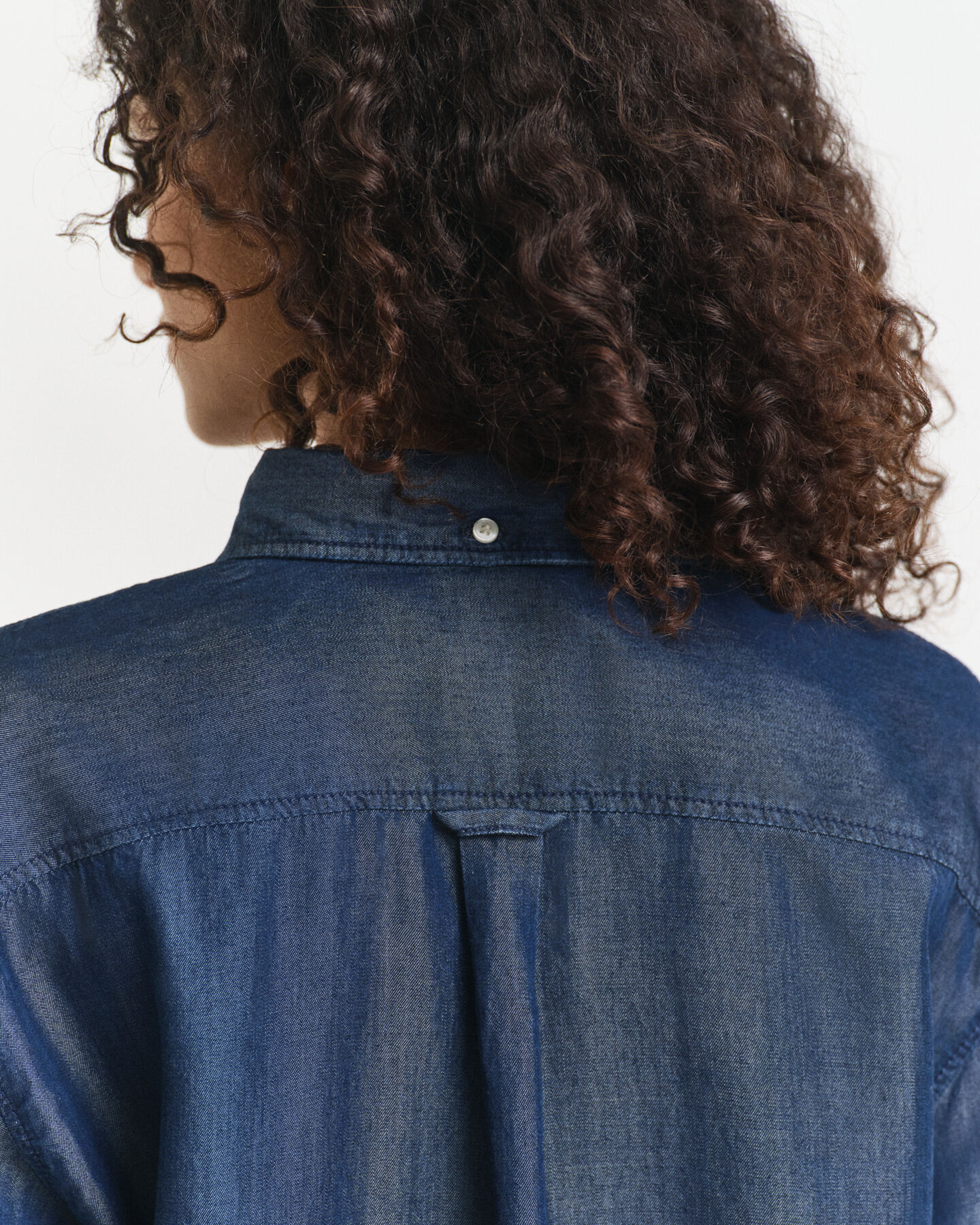 Relaxed fit ‑mitoitettu indigonsininen paita