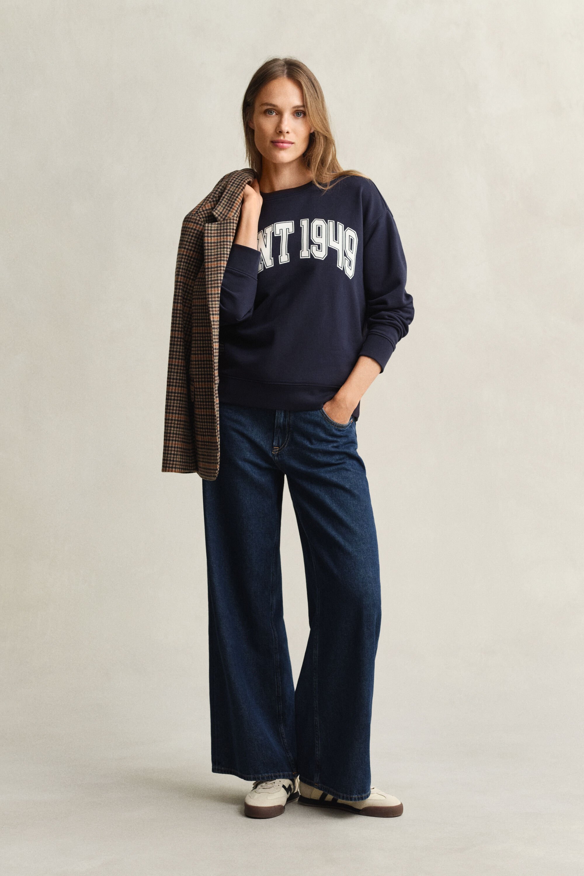 Graphic-collegepaita, pyöreä pääntie