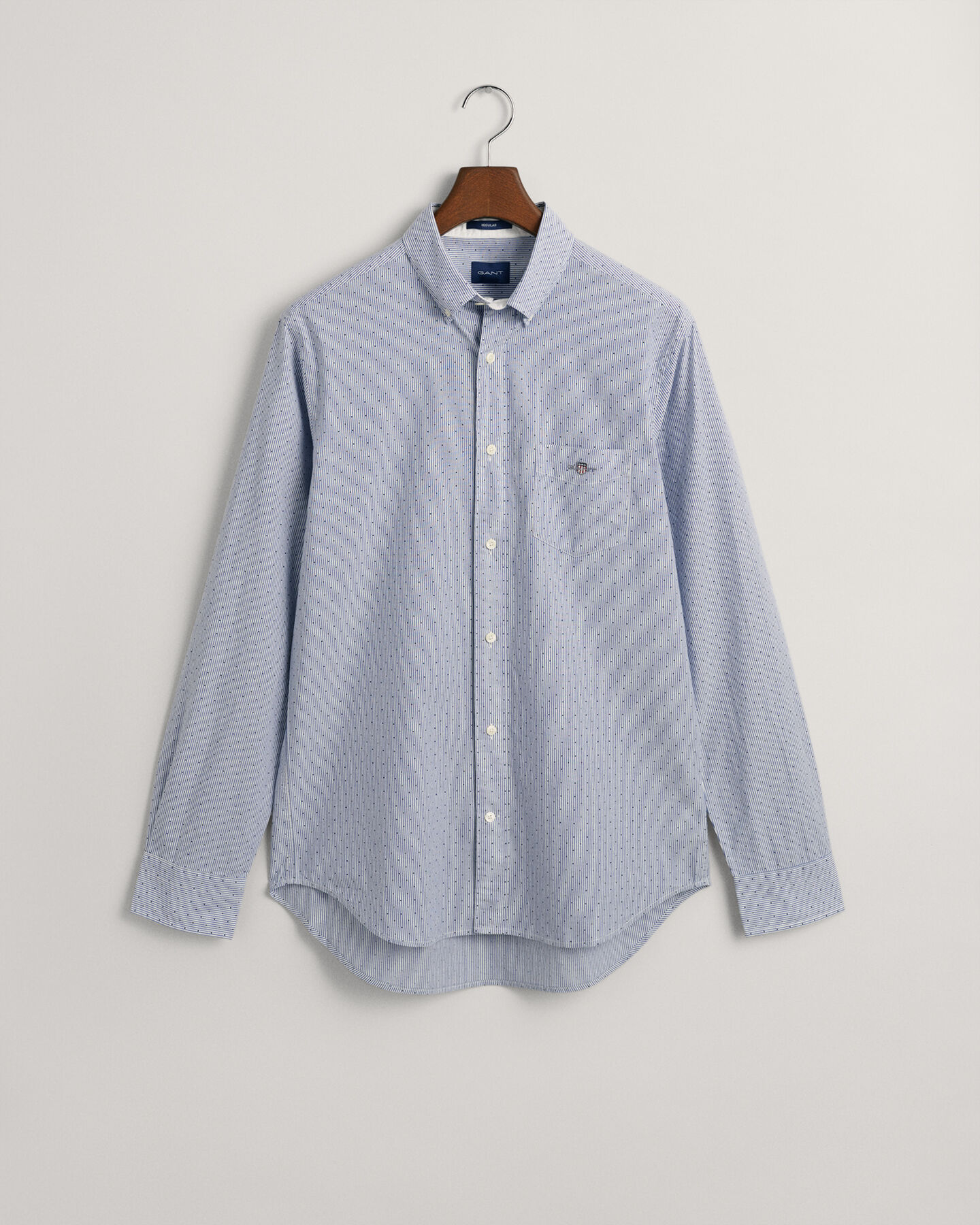 Regular fit ‑mitoitettu pystyraidallinen ja pilkullinen paita