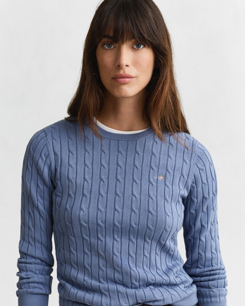 Joustopuuvillainen palmikkoneulepusero, jossa pyöreä pääntie