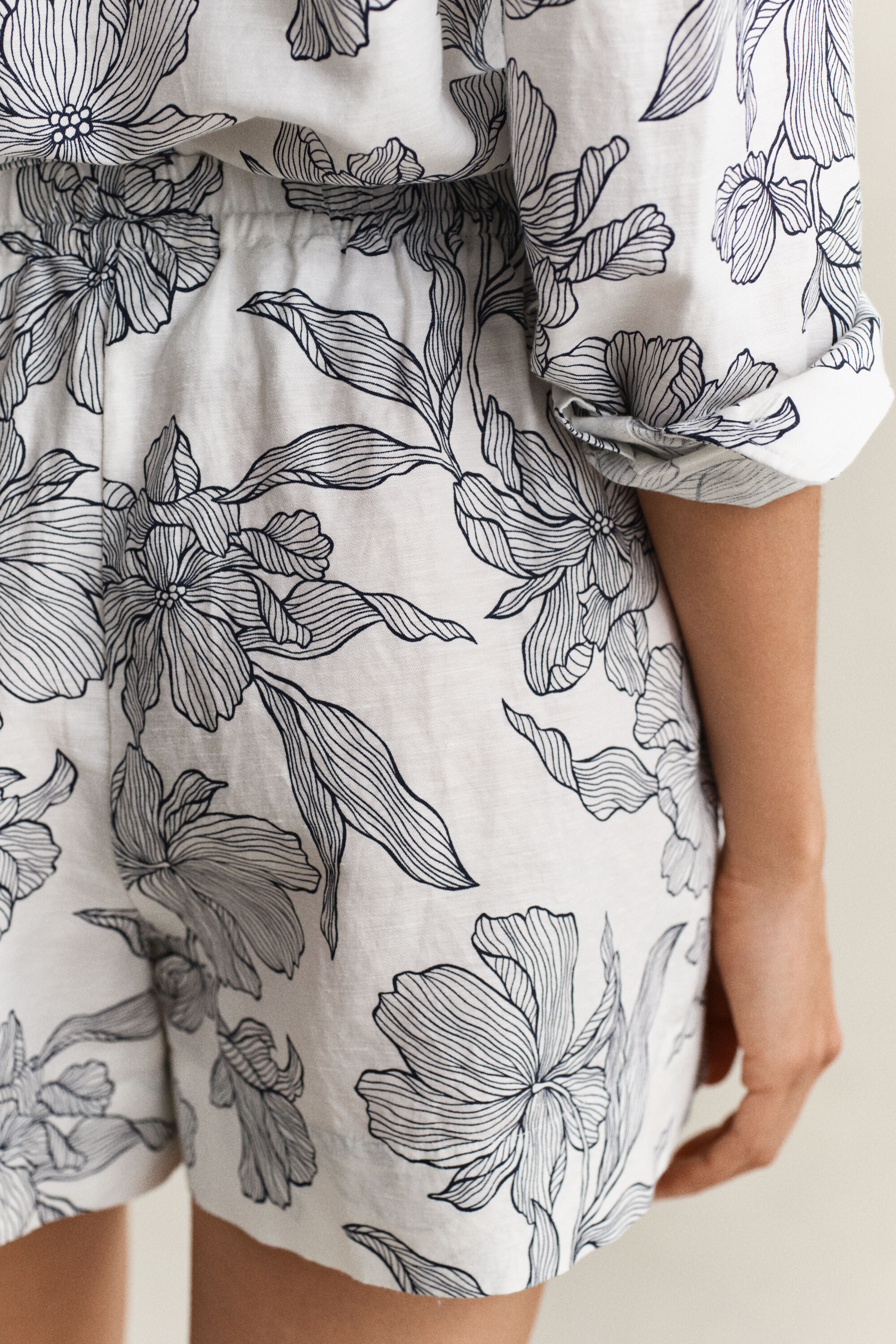 Kukalliset pellavashortsit