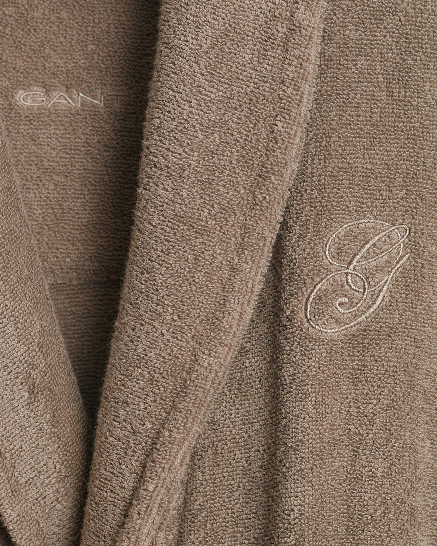 Kirjailtu kylpytakki