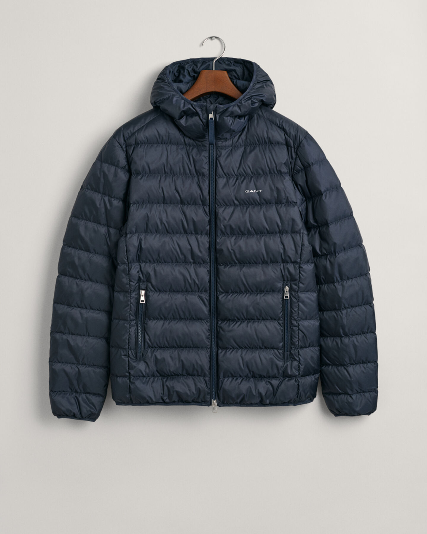 Kevyt hupullinen untuvatakki