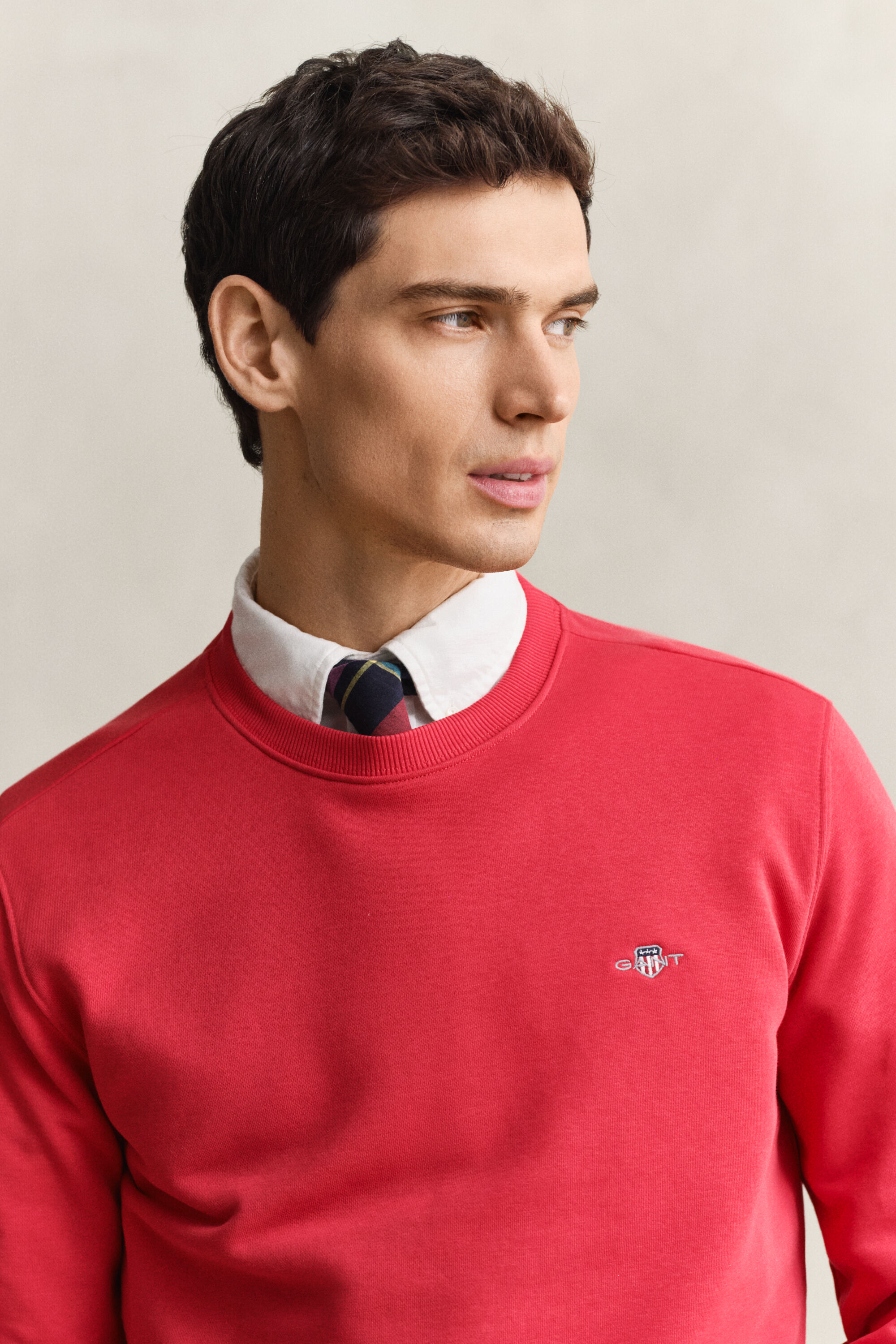 Shield-collegepaita, jossa pyöreä pääntie