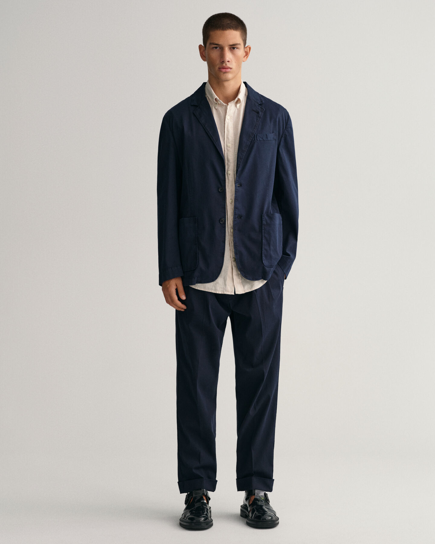 Regular&nbsp;fit ‑mitoitettu raidallinen lyhythihainen pellavapaita