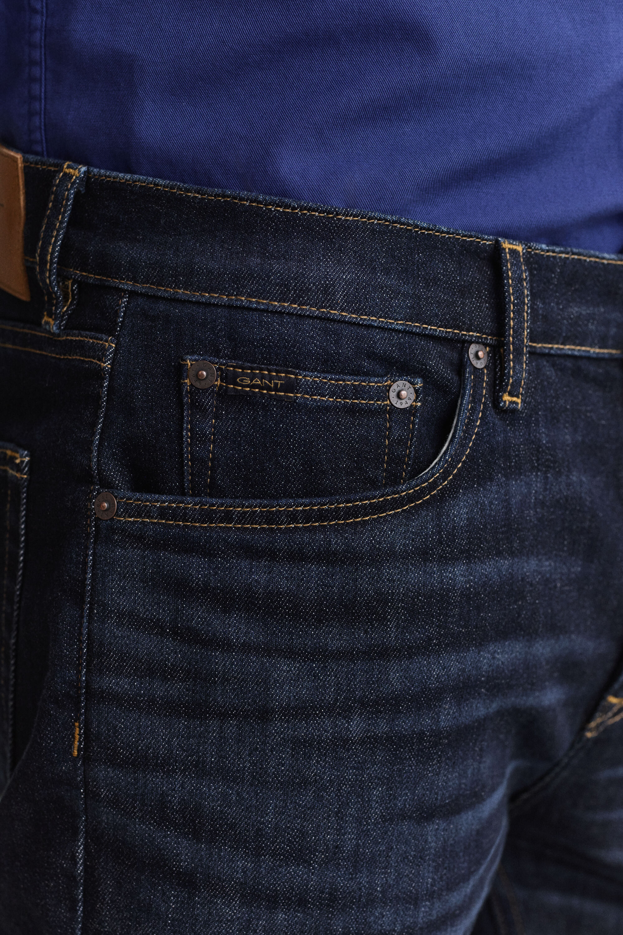Regular fit ‑mitoitetut farkut