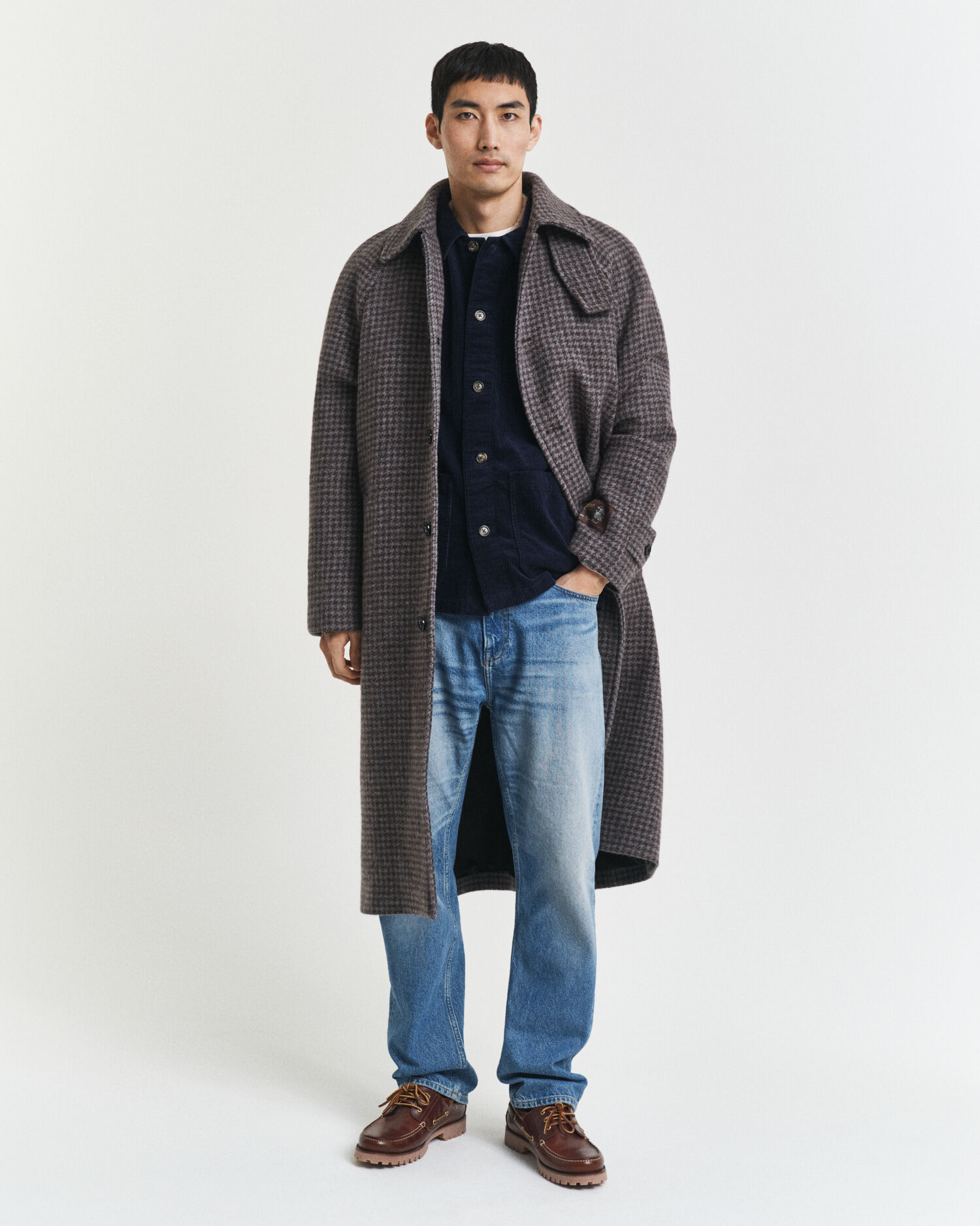 Regular fit ‑mitoitettu vakosamettipusakka