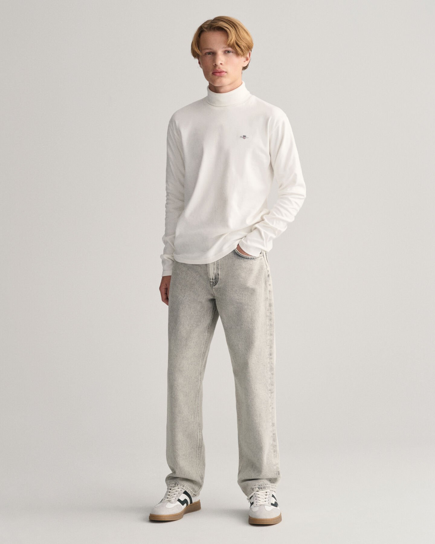 Teens-malliston pitk&auml;hihainen Shield-poolo