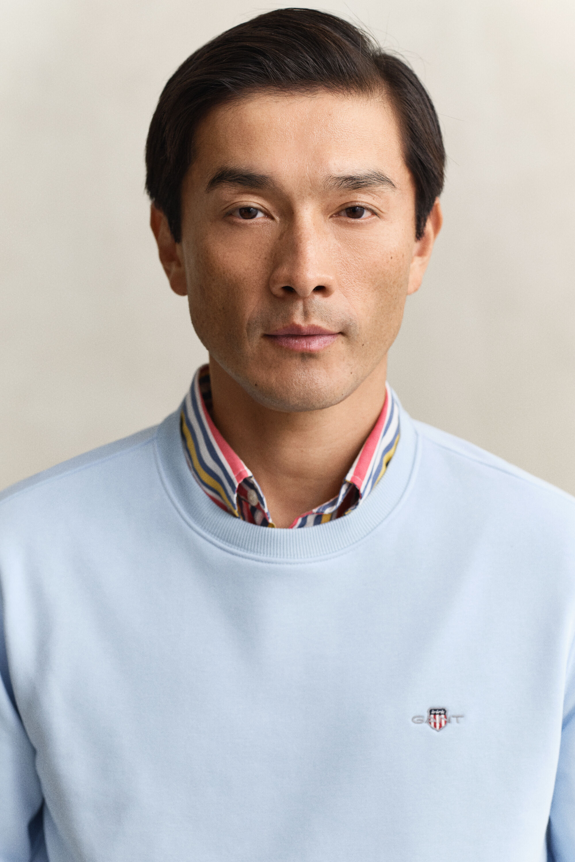 Shield-collegepaita, jossa pyöreä pääntie