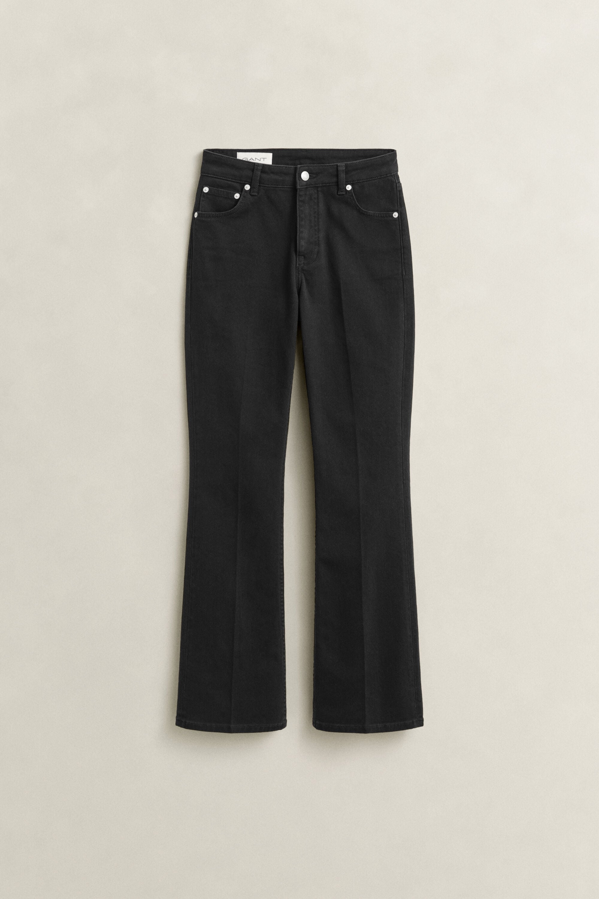 Slim fit -mitoitetut alaspäin levenevät joustofarkut